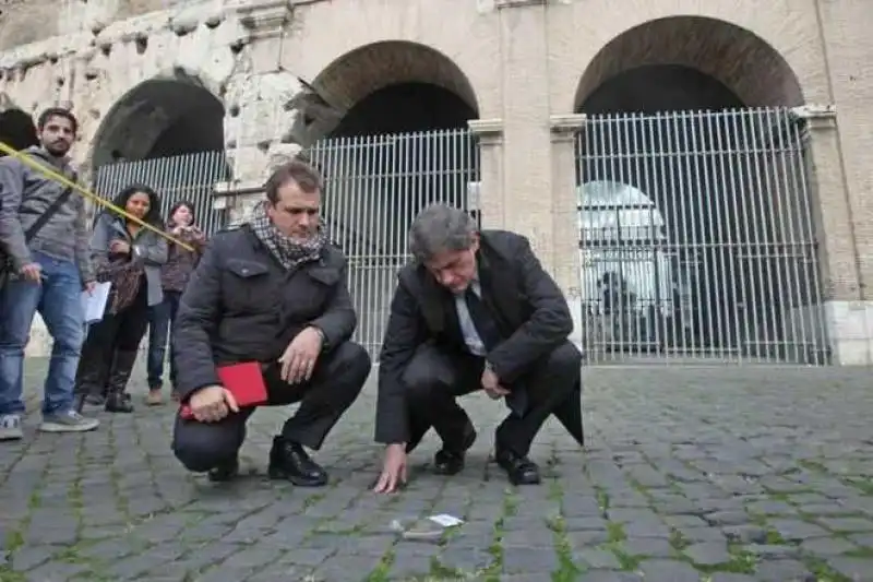 ALEMANNO ISPEZIONA I FRAMMENTI DEL COLOSSEO 