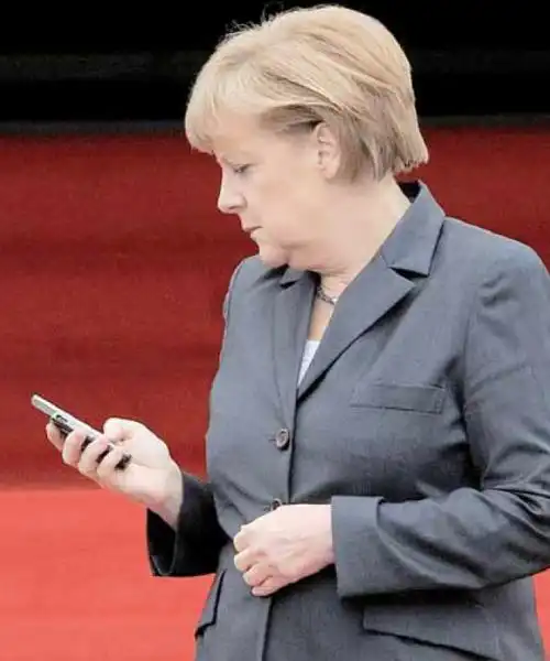 ANGELA MERKEL LEGGE SMS SUL SUO TELEFONINO 