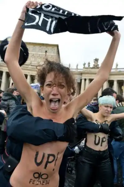 ATTIVISTE DI FEMEN A PIAZZA SAN PIETRO jpeg