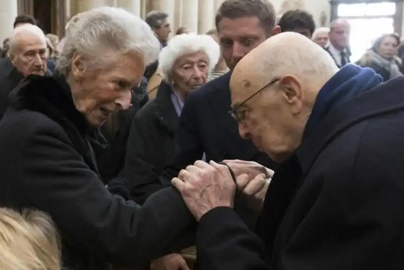 BACIAMANO NAPOLITANO MARELLA CARACCIOLO AGNELLI CON LAPO ELKANN SULLO SFONDO FOTO REPUBBLICA jpeg