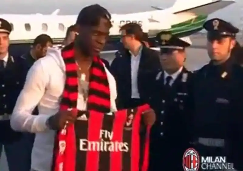 balotelli arriva a Milano 