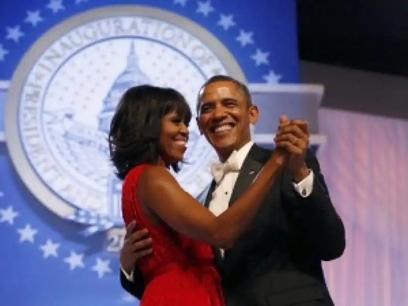 BARACK E MICHELLE OBAMA BALLANO DOPO IL GIURAMENTO 