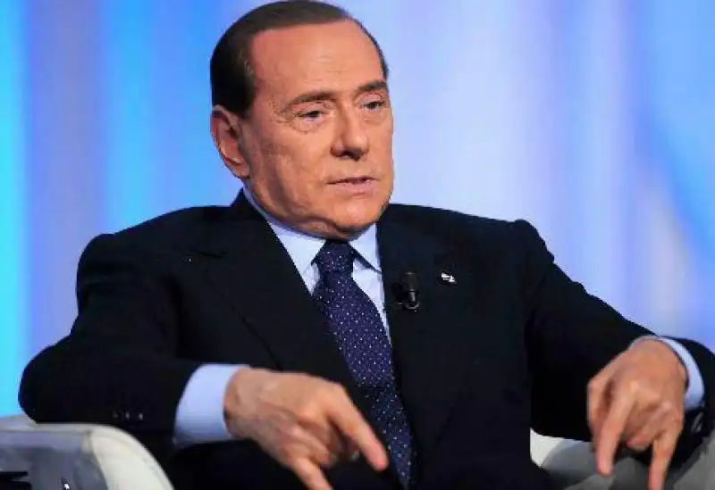 BERLUSCONI FA LE CORNA