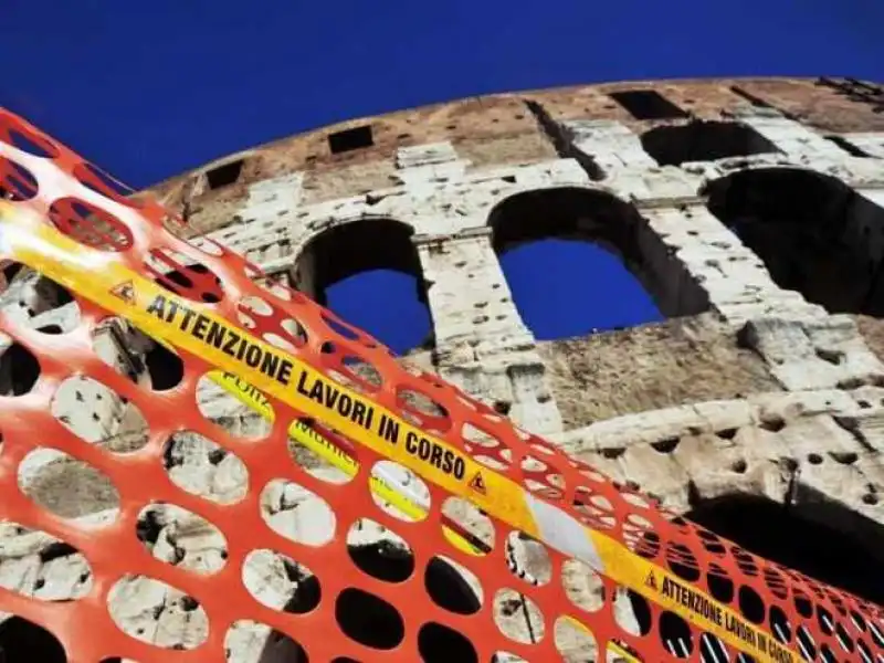 COLOSSEO PERDE PEZZI 