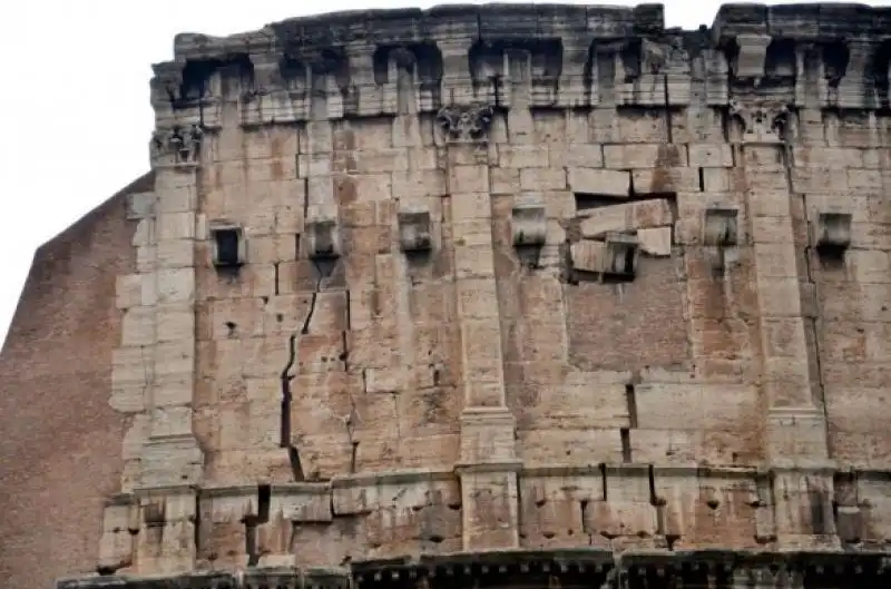 IL COLOSSEO PERDE PEZZI 