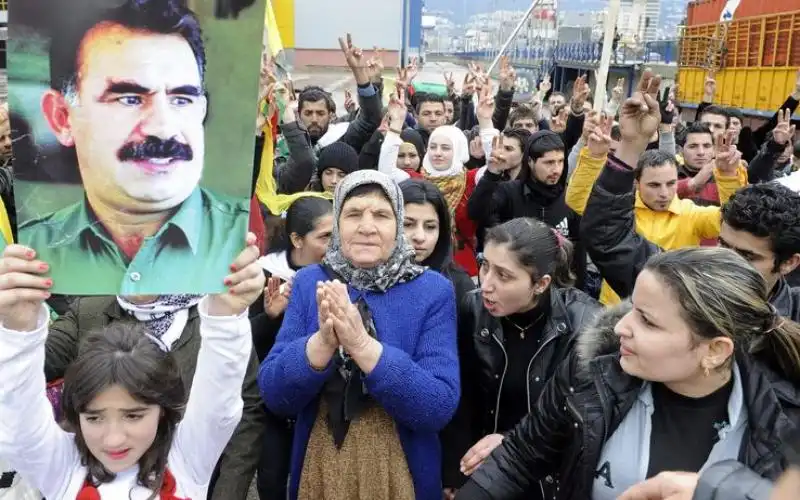 CURDI CON LIMMAGINE DI OCALAN jpeg