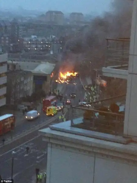 UN ELICOTTERO È CADUTO VICINO ALLA STAZIONE FERROVIARIA NEL CENTRO DI LONDRA