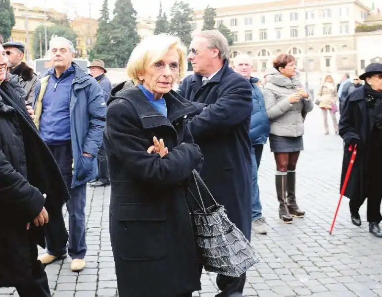 EMMA BONINO FUORI DALLA CHIESA IN CUI SI CELEBRAVA IL FUNERALE DI MARIANGELA MELATO 