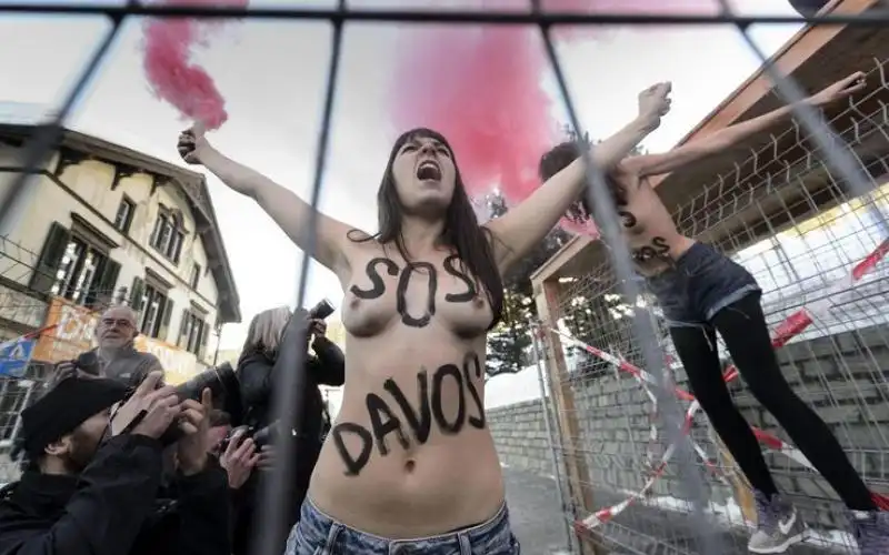 FEMEN A DAVOS