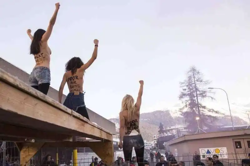 FEMEN A DAVOS