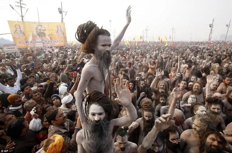 FESTIVAL KUMBH MELA NEL GANGE 