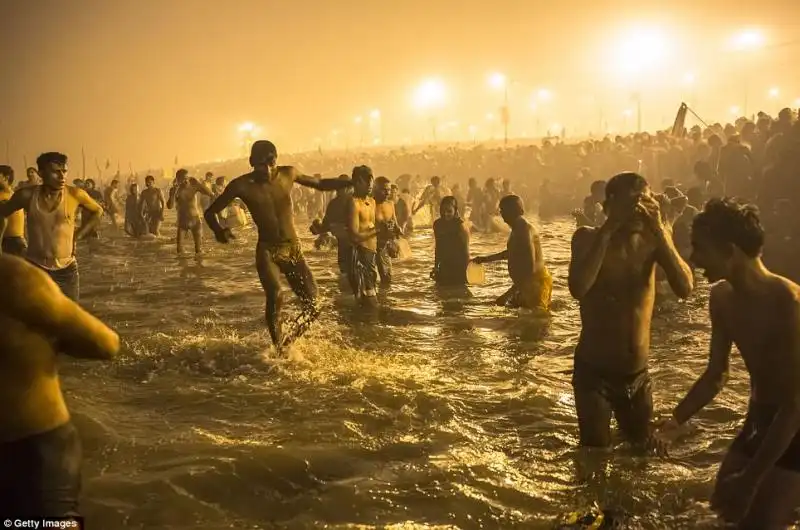 FESTIVAL KUMBH MELA NEL GANGE 