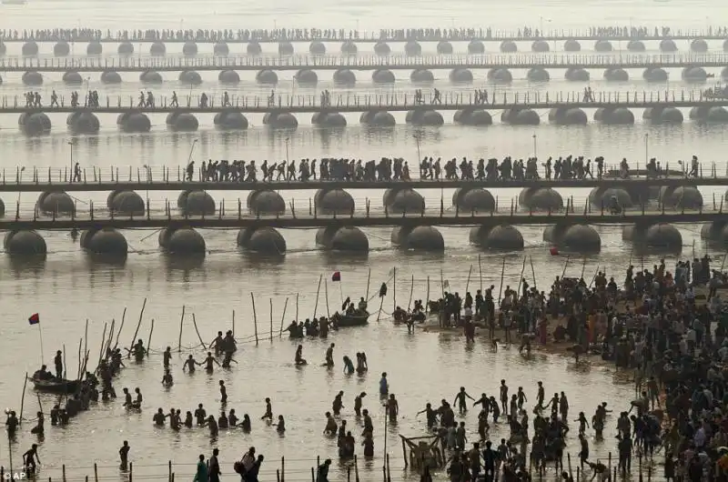 FESTIVAL KUMBH MELA NEL GANGE 