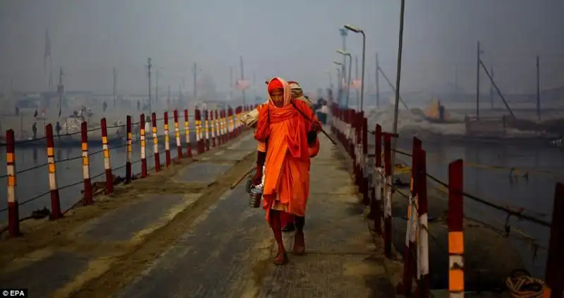 FESTIVAL KUMBH MELA NEL GANGE 