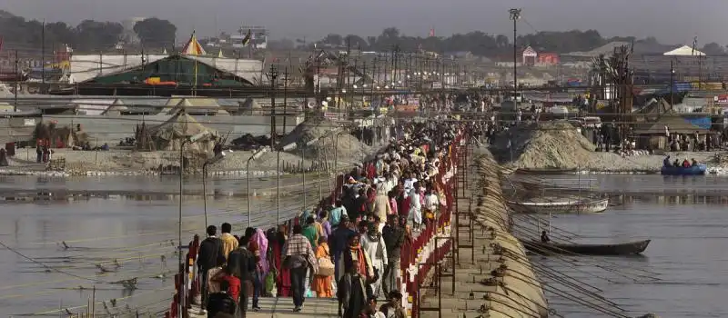 FESTIVAL KUMBH MELA NEL GANGE 