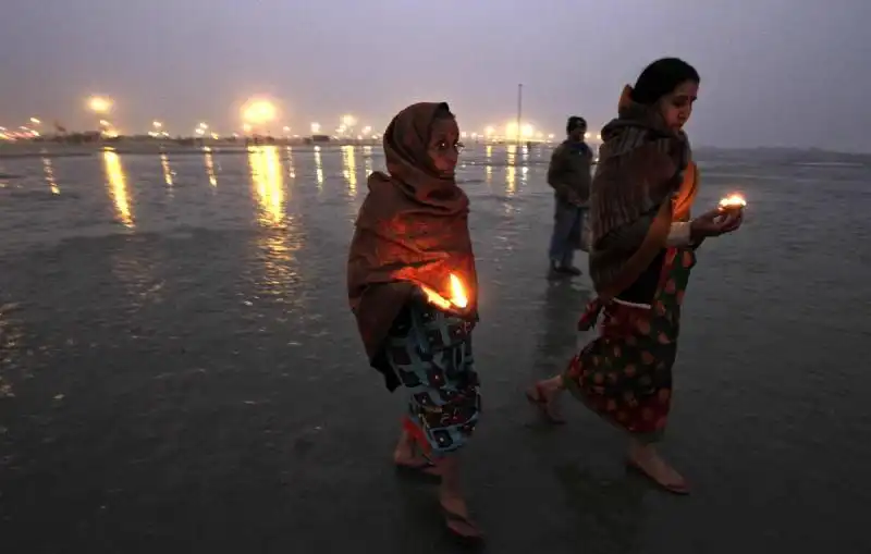 FESTIVAL KUMBH MELA NEL GANGE 