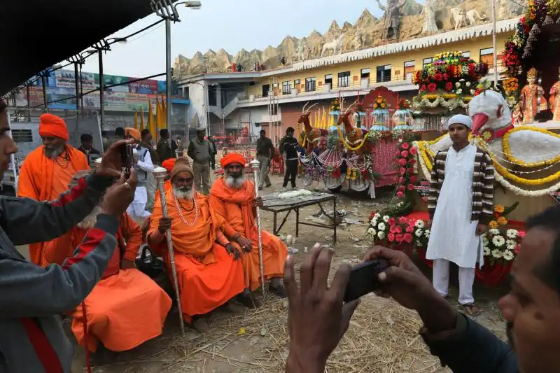 FESTIVAL KUMBH MELA NEL GANGE 