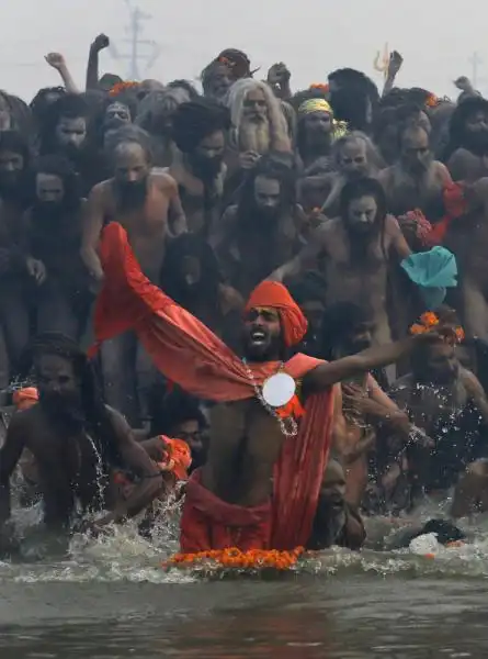 FESTIVAL KUMBH MELA NEL GANGE 