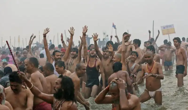 FESTIVAL KUMBH MELA NEL GANGE 