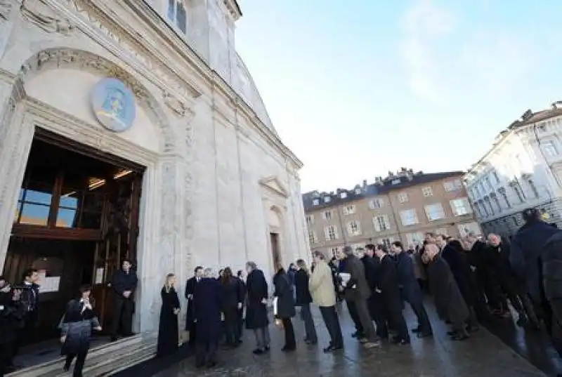 IN FILA AL DUOMO DI TORINO PER LA MESSA IN RICORDO DI AGNELLI FOTO ANSA 