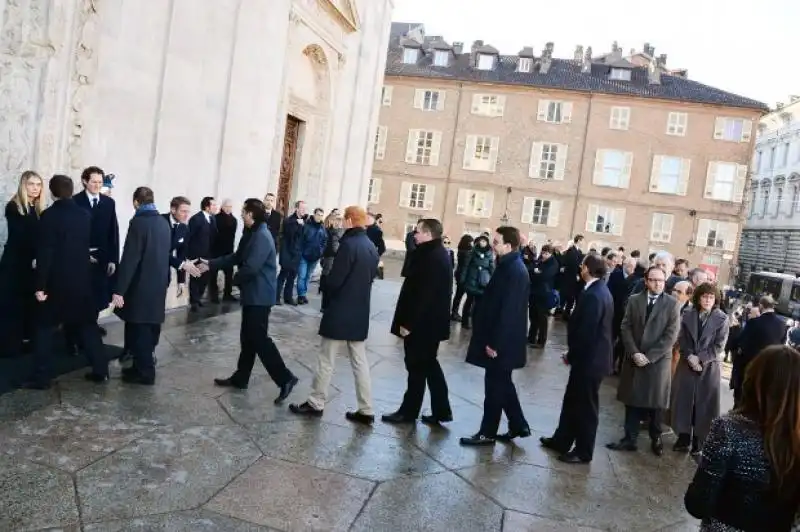 IN FILA FUORI DAL DUOMO DI TORINO FOTO REPUBBLICA jpeg