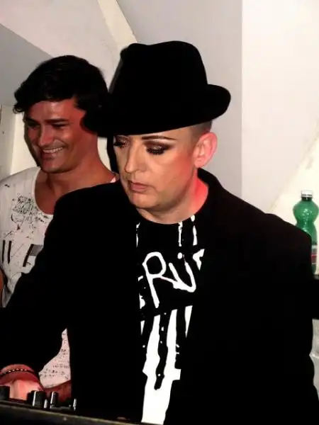 BOY GEORGE IN CONSOLLEXXX FOTO DI ANDREA ARRIGA Copy 