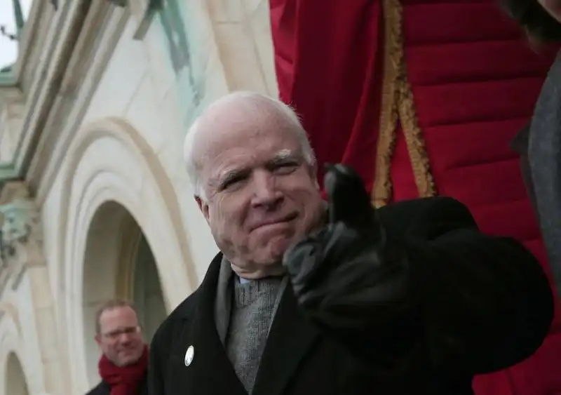 JOHN MCCAIN AL GIURAMENTO OBAMA 