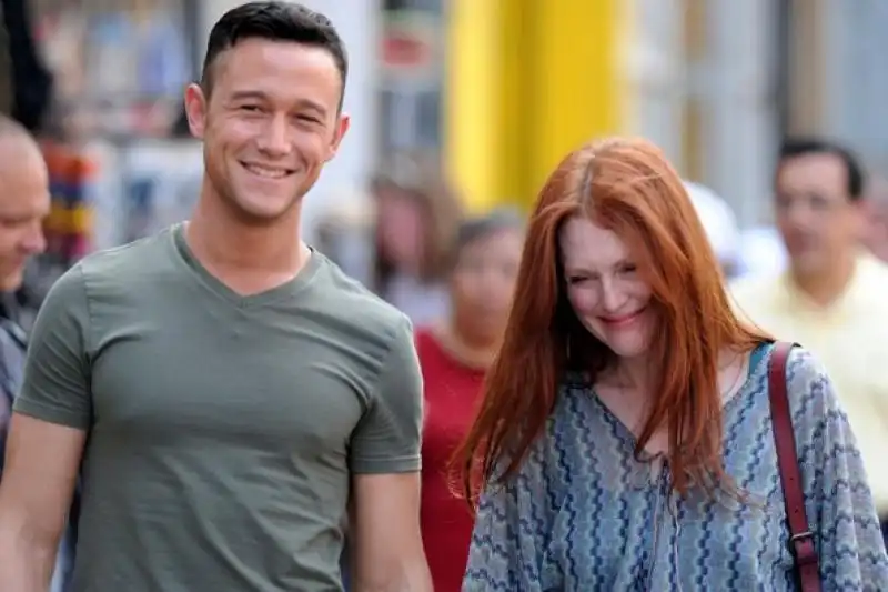 JOSEPH GORDON LEVITT E JULIANNE MOORE 