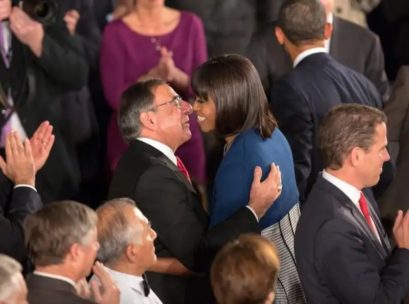 LEON PANETTA E MICHELLE OBAMA FANNO NASO NASO 