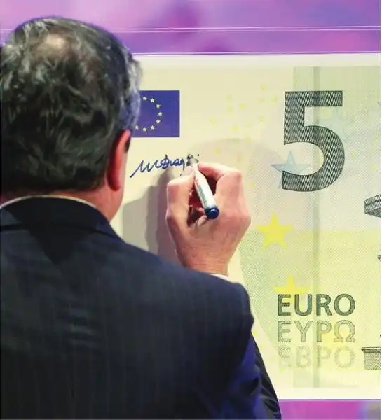 MARIO DRAGHI FIRMA LA NUOVA BANCONOTA DA 5 EURO