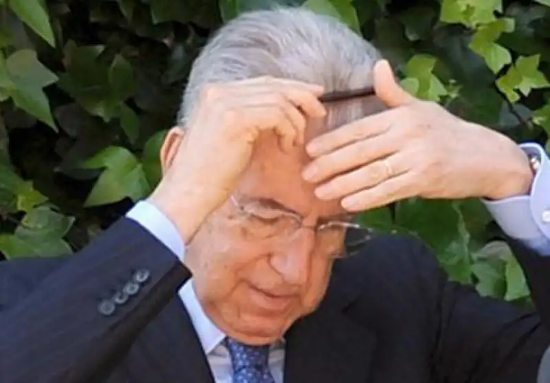 MARIO MONTI CON IL SUO PETTINE