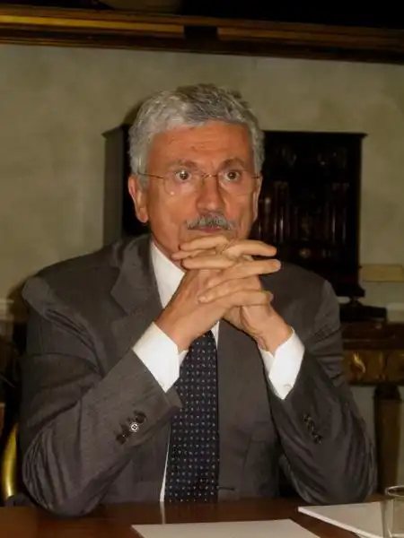 MASSIMO D ALEMA PENSIEROSO FOTO ANDREA ARRIGA 