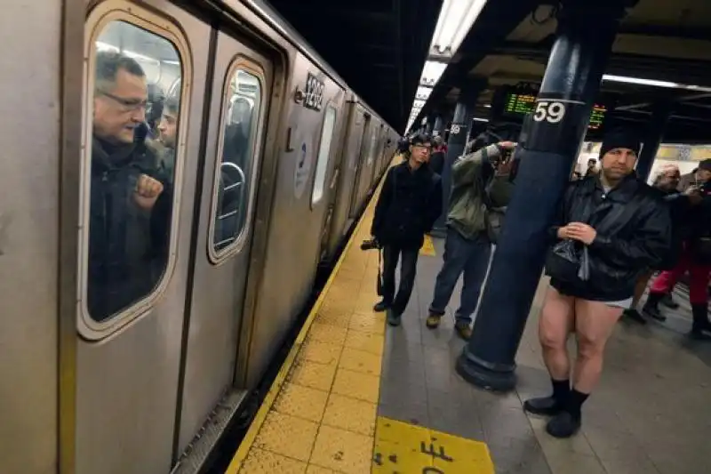 IN MUTANDE NELLA METRO DI NY 