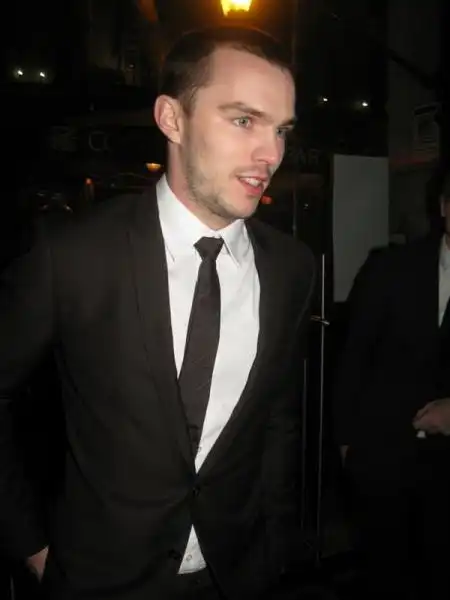 NICHOLAS HOULT DA ELLE FOTO ANDREA ARRIGA 