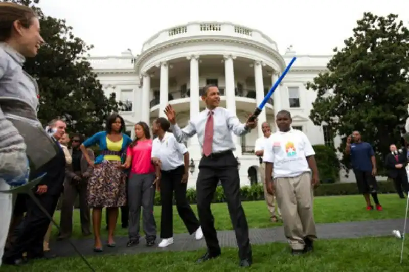 OBAMA CON LA SPADA LASER DI STAR WARS 