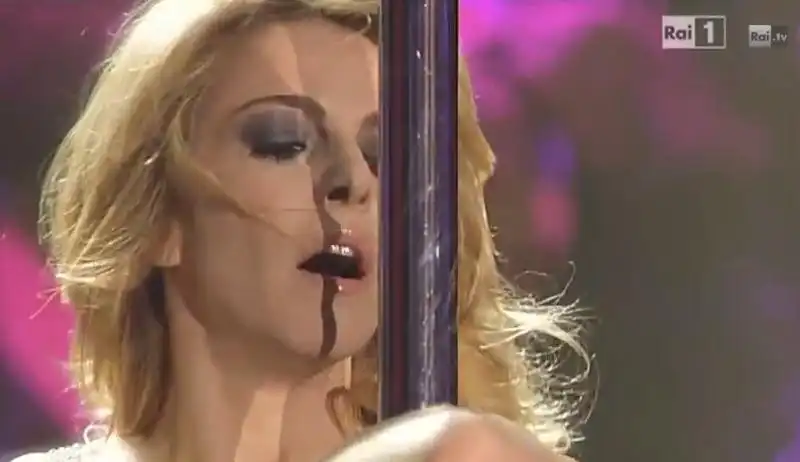 LA POLE DANCE DI CLAUDIA GERINI SU RAIUNO 