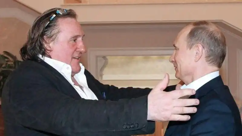 PUTIN CONSEGNA IL PASSAPORTO A DEPARDIEU