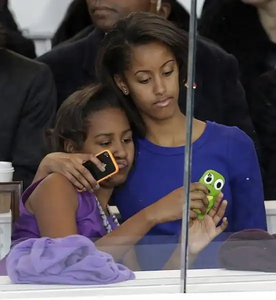 SACHA E MALIA OBAMA GIOCANO CON I LORO SMARTPHONE AL GIURAMENTO OBAMA 