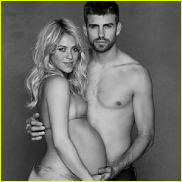 SHAKIRA INCINTA CON PIQUE 