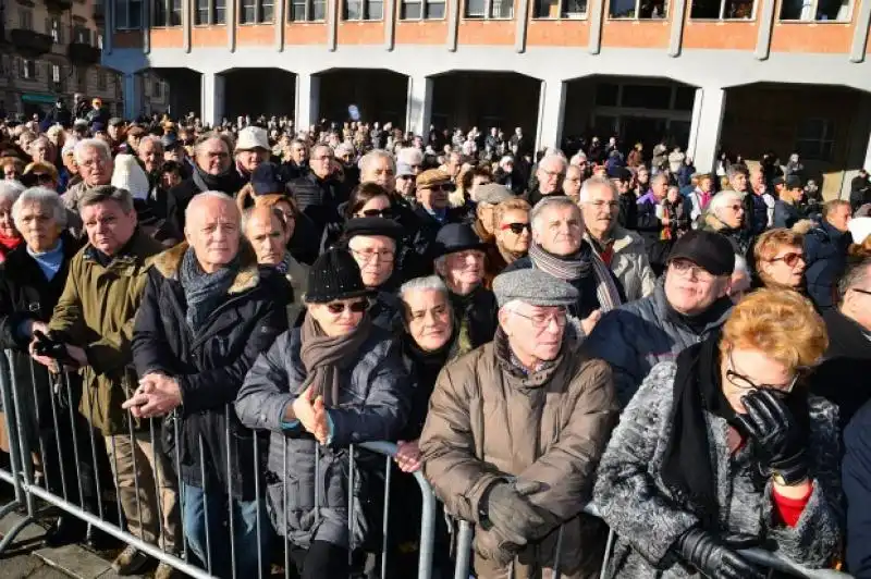 TORINESI FUORI DAL DUOMO PER LA MESSA DEL DECENNALE DI AGNELLI FOTO REPUBBLICA jpeg