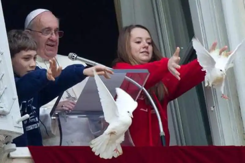 IL PAPA LIBERA DUE COLOMBE E UNA VIENE MANGIATA DA UN GABBIANO 