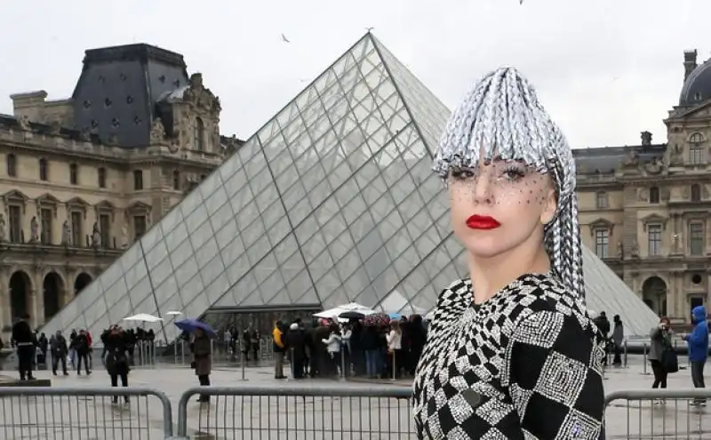 lady gaga al louvre 