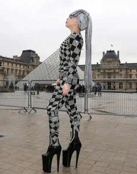 lady gaga al louvre 