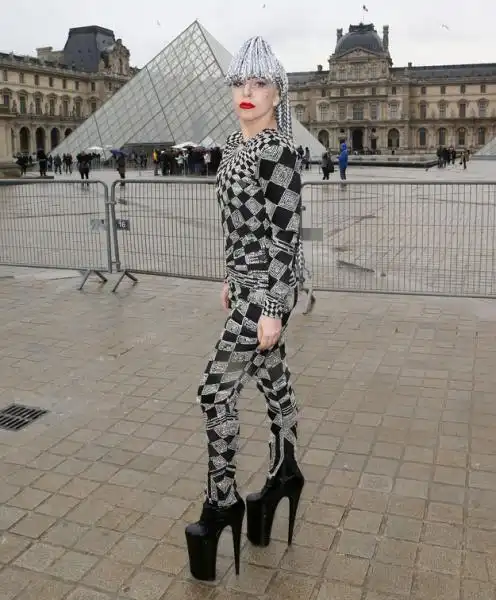 lady gaga al louvre 