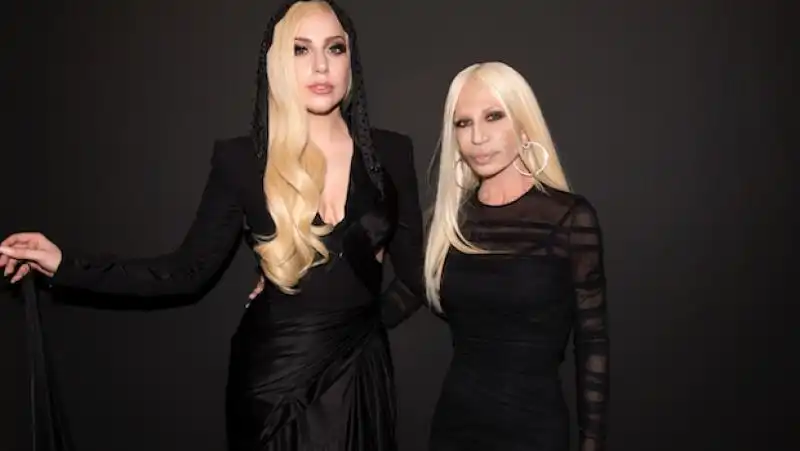 lady gaga sfilata versace x 