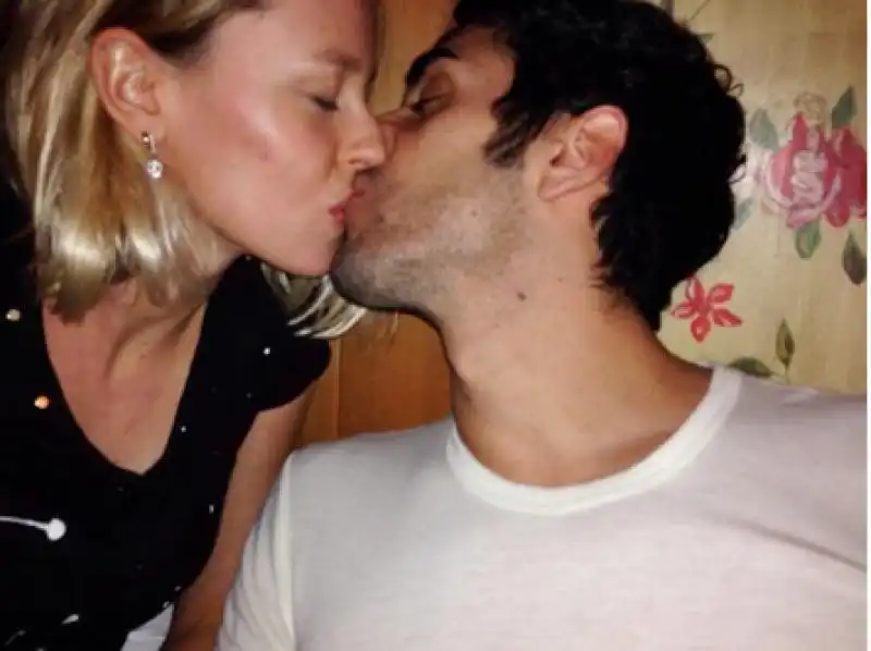 IL BACIO TRA FEDERICA PELLEGRINI E MAGNINI