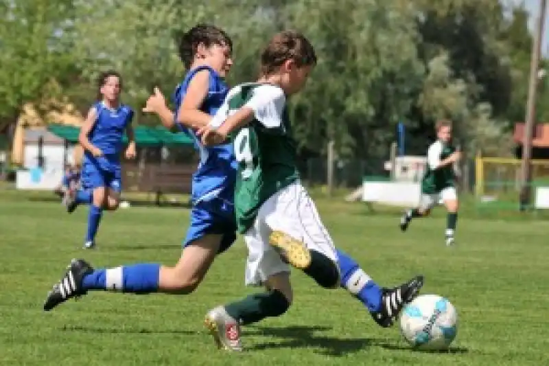 BAMBINI GIOCANO A CALCIO 