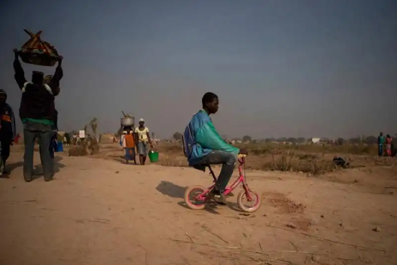 In biciletta nel campo profughi nato in aeroporto Bangui 