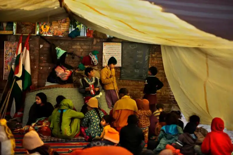 Bimbi pakistani in una una tenda scuola 