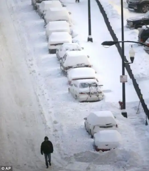 Chicago paralizzata dalla neve meglio camminare 